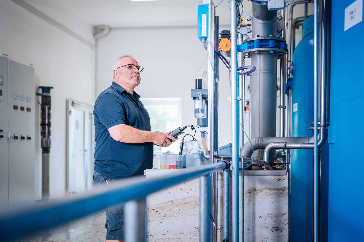 Prüfung der Wasserqualität mit einem Messgerät an der Aufbereitungsanlage im Wasserwerk