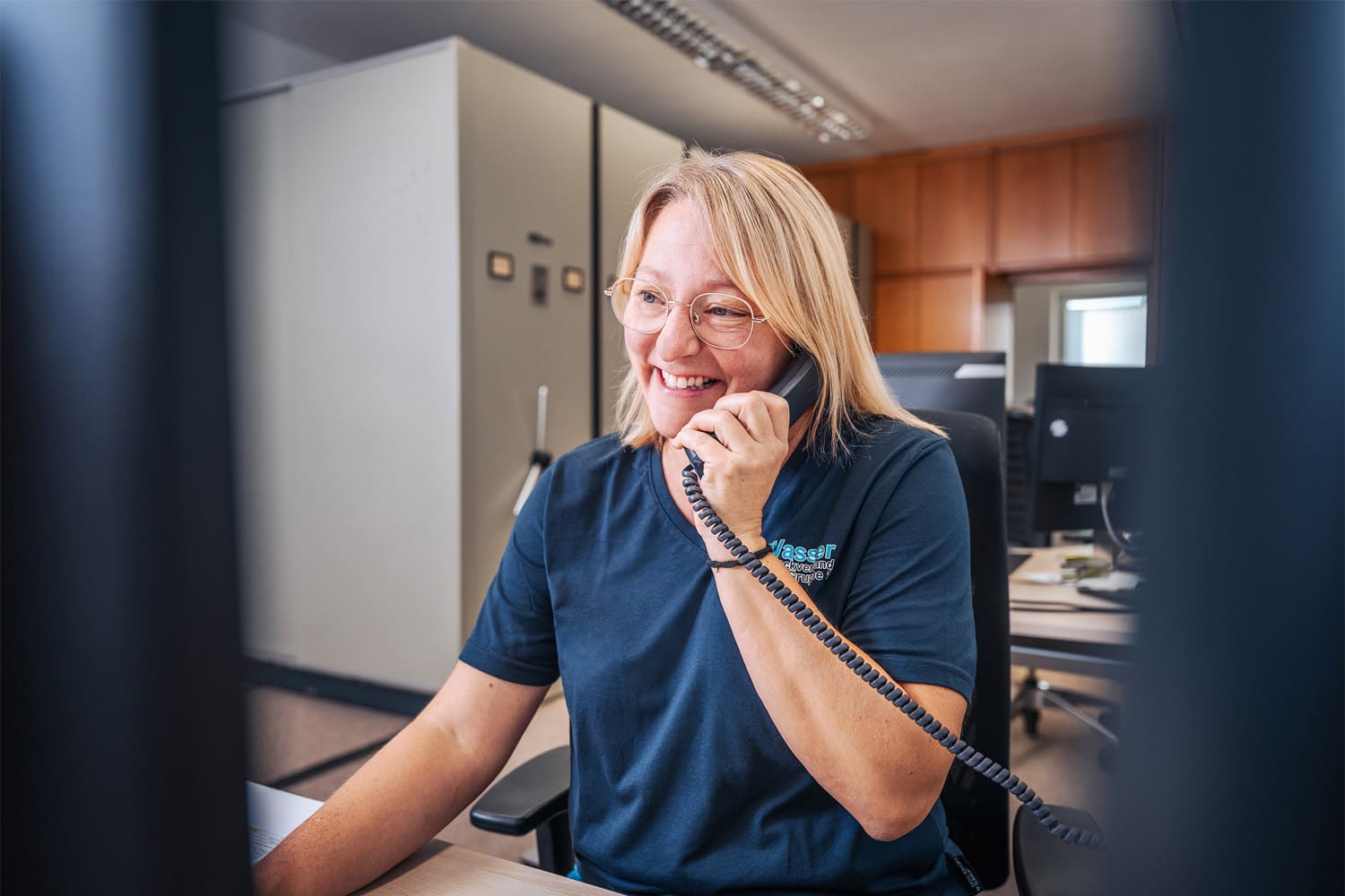 Telefonische Beratung am Schreibtisch im Büro des Zweckverbands