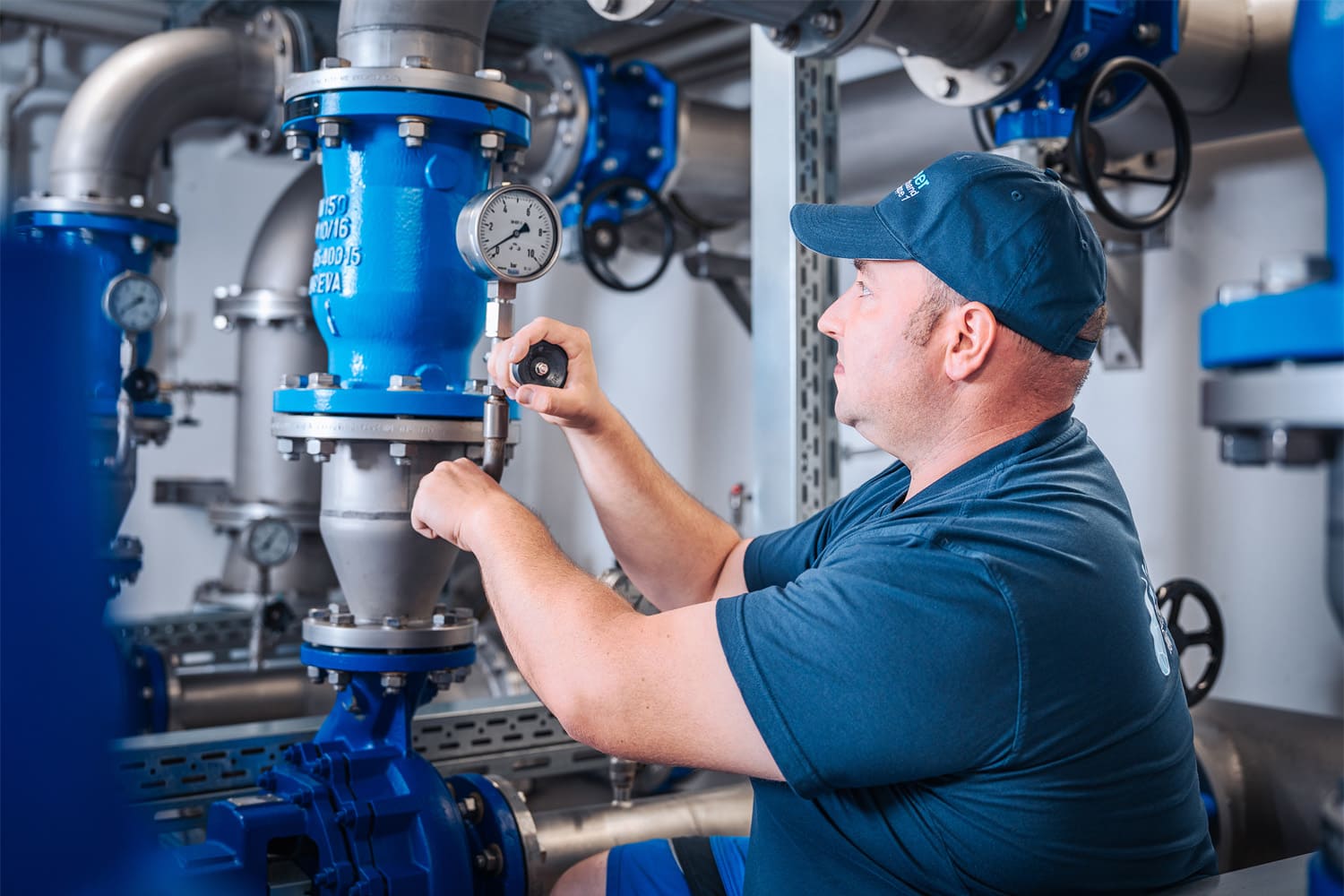 DSC09353_re_s_ Kontrolle eines Manometers an den Rohrleitungen im Wasserwerk