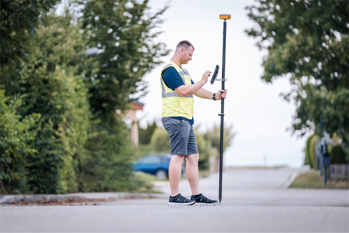 DSC09566_re_s_ Vermessung im Straßenraum mit einem GPS-Vermessungsgerät