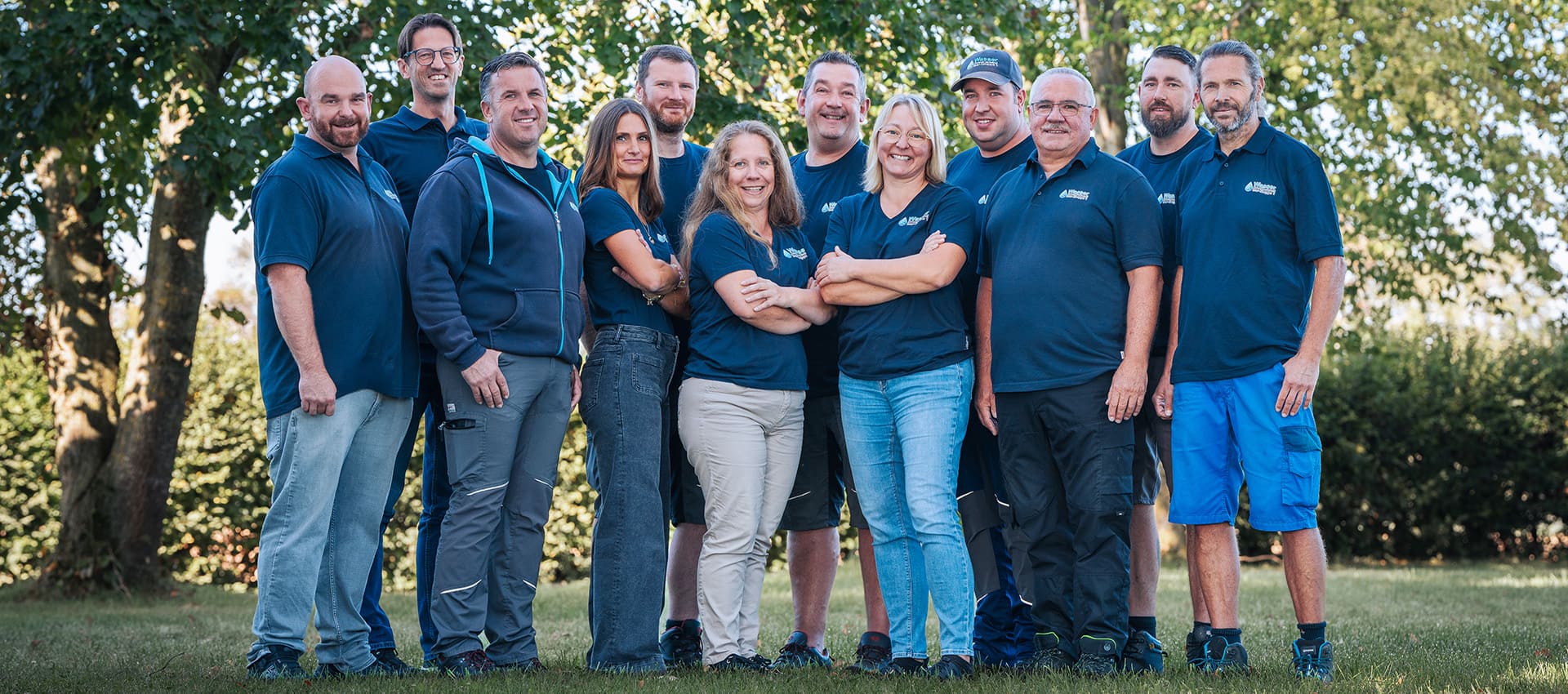 Teamfoto der Belegschaft des Zweckverbands zur Wasserversorgung der Isargruppe I im Freien